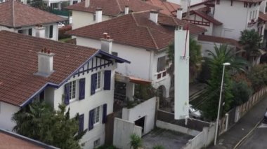 5G anteni vinçle kaldırılıyor.