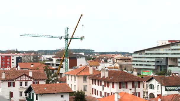 Aufbau eines Turmdrehkrans, Bau 4K Zeitraffer — Stockvideo