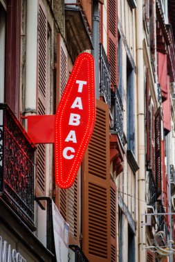 Tütün dükkanının önündeki Fransız kırmızı tütüncü tabelası..