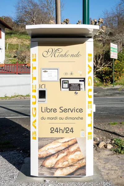 Minhondo Bakery baguette vending machine in Suhescun, France Стоковое Фото