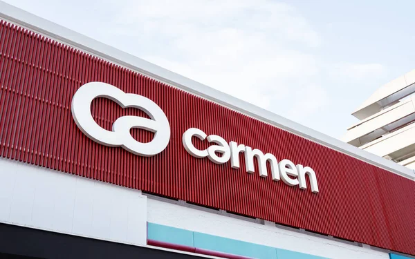 Carmen cedule a logo na fasádě budovy v Angletu, Francie — Stock fotografie