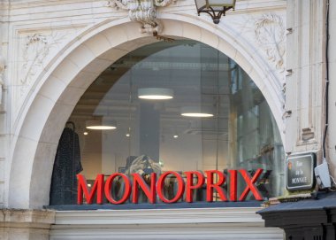 Bayonne, Fransa 'daki süpermarketin önünde Monoprix işareti