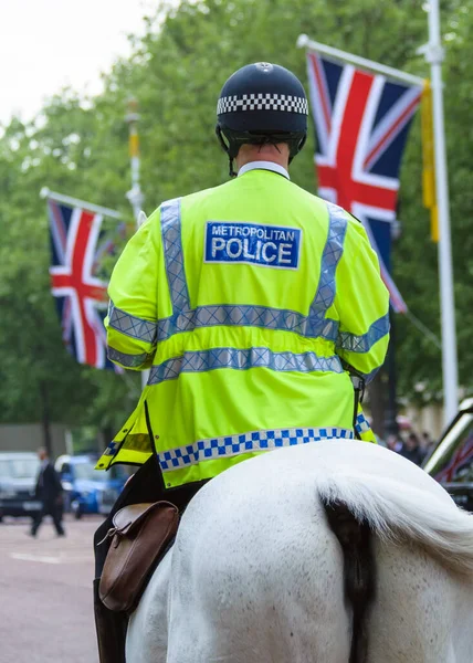 Έφιππος αστυνομικός στο Λονδίνο, Αγγλία, Ηνωμένο Βασίλειο — Φωτογραφία Αρχείου
