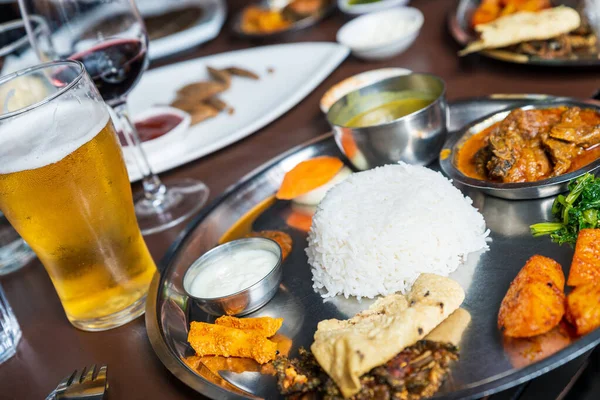 Tradycyjny nepalski thali w restauracji — Zdjęcie stockowe