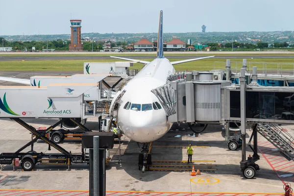 Avión en el Aeropuerto de Denpasar en Bali, Indonesia —  Fotos de Stock