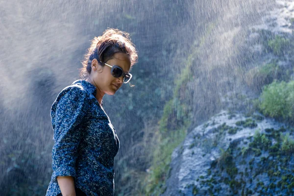 Nepalesiska ung intill vattenfall — Stockfoto