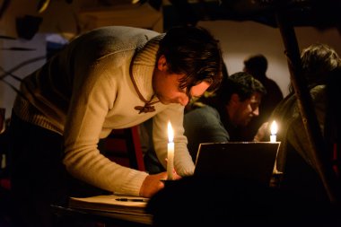 Paris terörist attac kurbanlarına haraç toplama