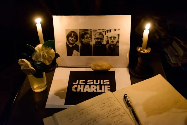 A párizsi terrorista attac áldozatainak tiszteletére összegyűjtése — Stock Fotó