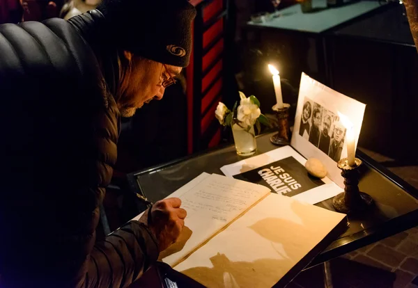 Reuniones en homenaje a las víctimas del attac terrorista de París —  Fotos de Stock