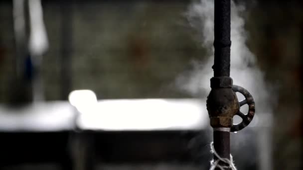 Filtración de vapor de una tubería — Vídeos de Stock