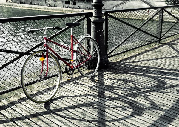 Vintage κόκκινο ποδήλατο στο Παρίσι — Φωτογραφία Αρχείου
