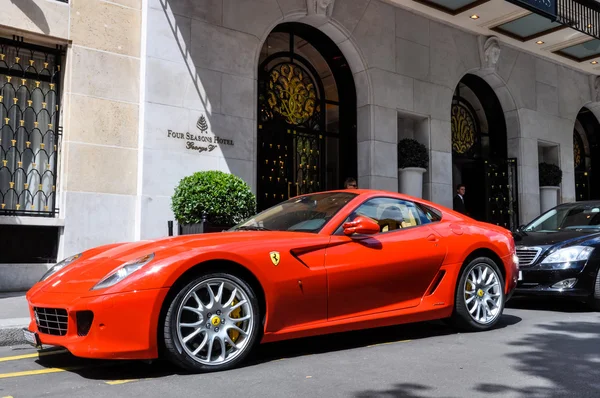 Ferrari 599 Gtb Fiorano in het George V Hotel in Parijs — Stockfoto