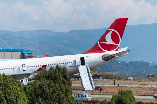 Choque del Airbus de Turkish Airlines en el aeropuerto de Katmandú —  Fotos de Stock