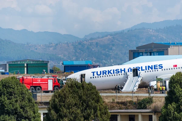 Török légitársaság Airbus crash Kathmandu repülőtéren — Stock Fotó