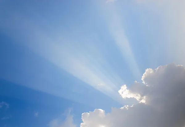 Raios solares passando por nuvens — Fotografia de Stock