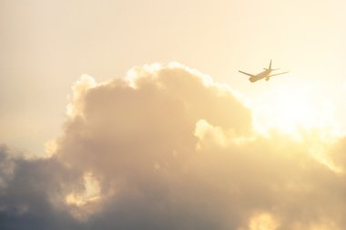 Akşam ışığı uçan yolcu uçağı