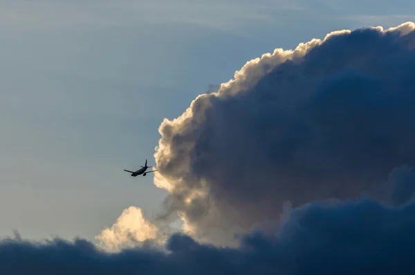 Utasszállító repülőgép repül az esti fényben — Stock Fotó