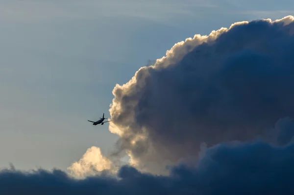 Passagierflugzeug fliegt im Abendlicht — Stockfoto