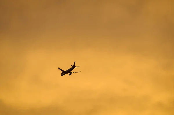 Trafikflygplan flyger i kvällsljus — Stockfoto