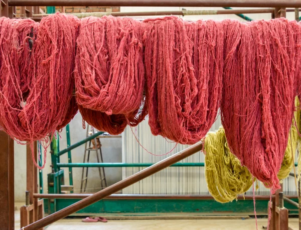 Wełna, wiszące w fabryce dywanów — Zdjęcie stockowe