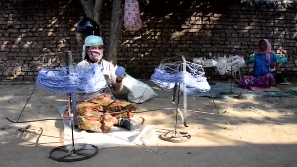 Nepalese women making wool yarn — Stock Video