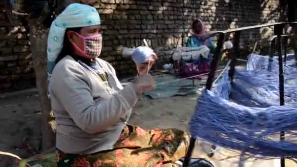 Nepalese women making wool yarn — Stock Video