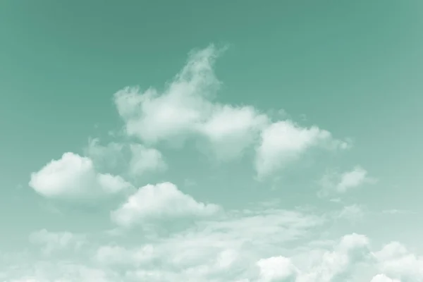 Cielo azul azulado con nubes blancas esponjosas —  Fotos de Stock