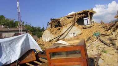 Binalar Nepal depremden zarar görmüş