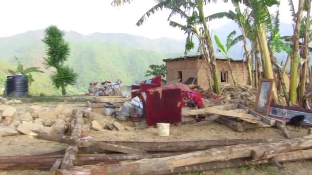 Beschadigde huizen na aardbeving in Nepal — Stockvideo