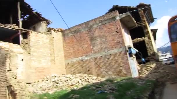 ネパール地震によって建物が破損しています。 — ストック動画