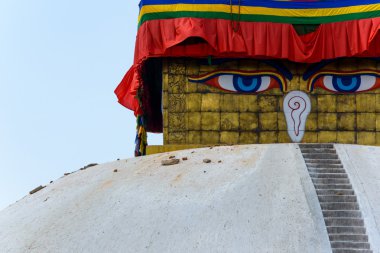 Boudhanath stupa üzerinde ufak hasar.