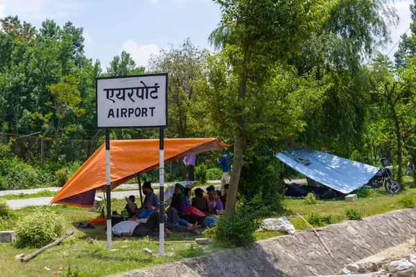 Mensen kamp in de buurt van Kathmandu airport — Stockfoto