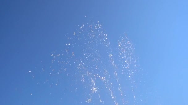 L'eau d'une fontaine au ralenti — Video