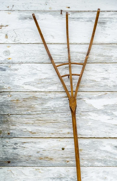 Mistgabel aus Holz an einer Wand — Stockfoto