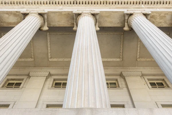 Detalhe do edifício, três colunas — Fotografia de Stock