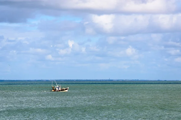 Barco de pesca frente a la isla de Noirmoutier — Foto de Stock