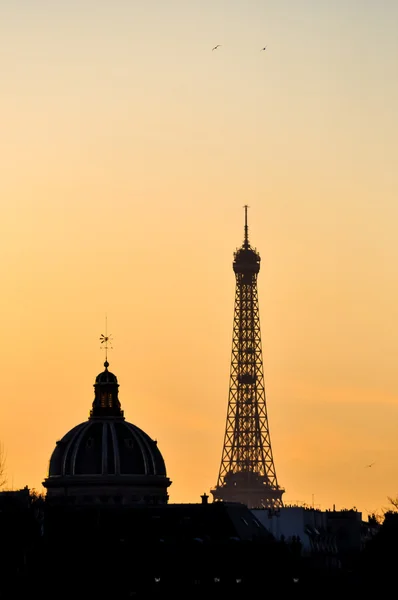 De Eiffeltoren en het Franse Instituut bij zonsondergang — Stockfoto