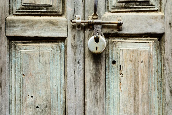Puerta de madera cerrada con cerradura —  Fotos de Stock