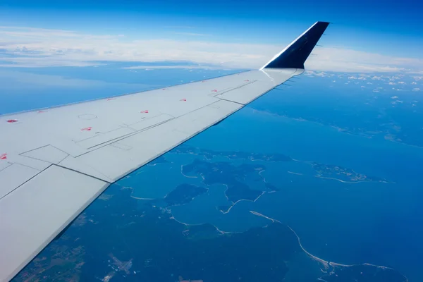 Wing of an airplane in flight — Stock Photo, Image