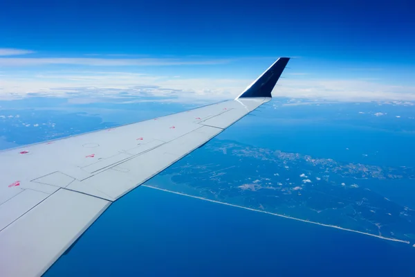 Wing of an airplane in flight — Stock Photo, Image