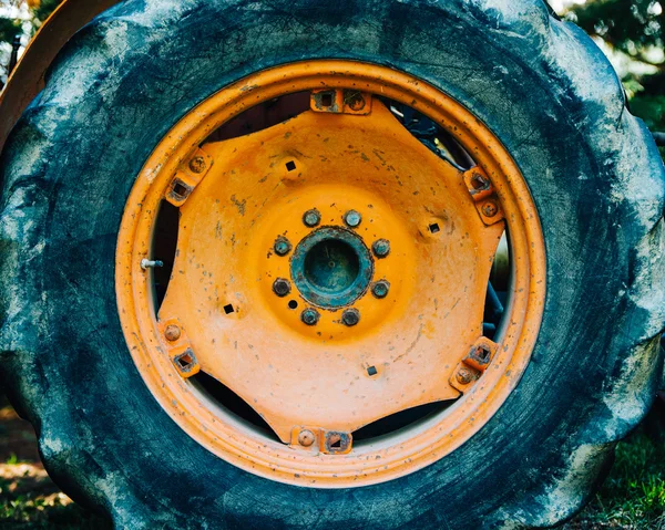 Detalj av en gammal traktor hjulet — Stockfoto