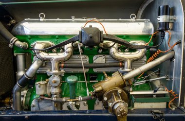 eski model araba motoru