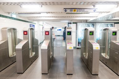 Palais Royal - Musée du Louvre metro istasyonu