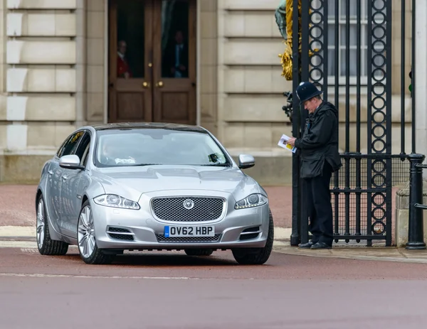 Jaguar Xj в Букінгемському палаці — стокове фото