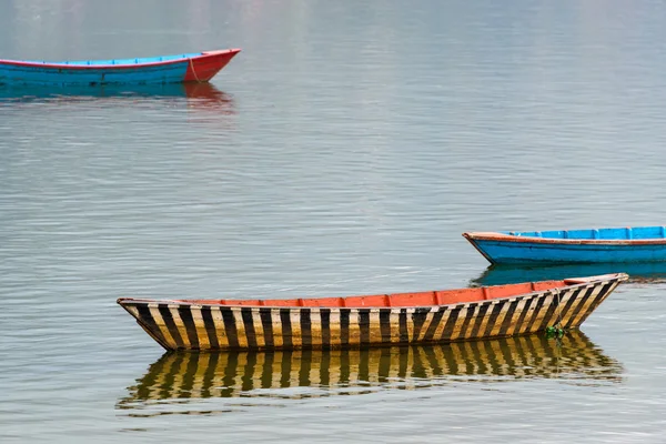 Small boat on Fewa Lake, Nepal — Stock Photo, Image