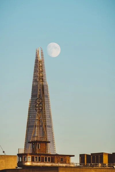 "Shard" ve günbatımı aya — Stok fotoğraf