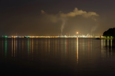 Geceleri petrol rafinerisi