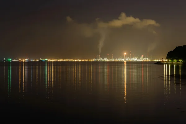 夜の石油精製所 — ストック写真