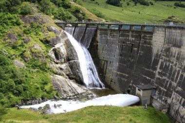 Bir nehir düzeyini düzenleyen Barajı