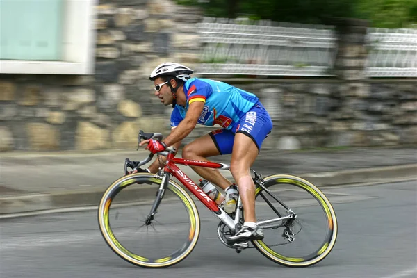 自行车道上和路上用纱线进行的自行车比赛 — 图库照片